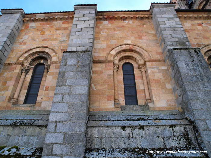 FACHADA NORTE DEL TEMPLO CON ESTRUCTURA AÑADIDA DE REFUERZO